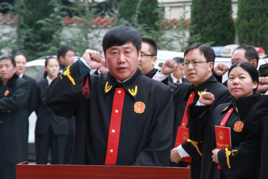 昭阳区人民法院42名入额法官向宪法集体宣誓